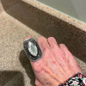 VINTAGE - STYLE RING WITH Lg. CLEAR STONE AND STRETCH BAND 🌷 reduce shipping